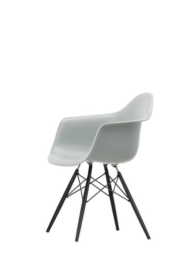 Vitra DAW Eames Plastic Armchair - lichtgrijs RE - esdoorn zwart