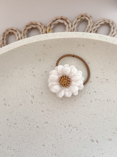 Haarelastiek Wool Flower - Naturel - Haarelastiekje - Haarelastiekjes voor Meisjes - Handgemaakte Haaraccessoires voor Kinderen