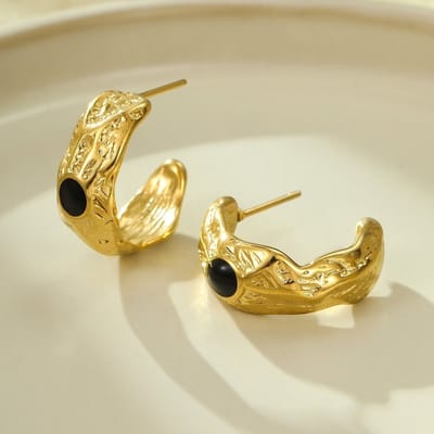 Aramat Jewels | Oorbellen | Goudkleurige Halve Oorringen Emaille Cirkel 25x10mm | Wit | |10mm | Staal | Volwassenen | Verkleurd niet