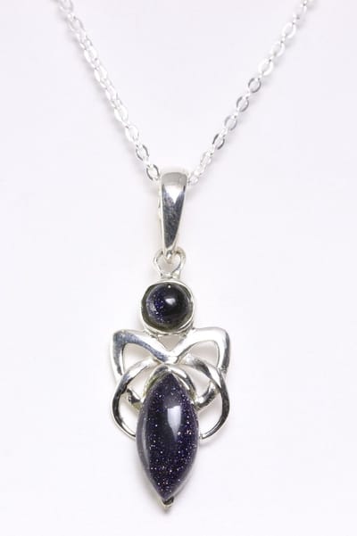 Fijne zilveren hanger met blauwe zonnesteen aan ketting