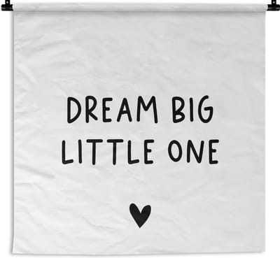 Wandkleed - Wanddoek - Engelse quote "Dream big little one" met een hartje tegen een witte achtergrond - 150x150 cm - Wandtapijt