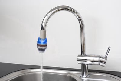 Waterfilter voor de kraan – Zuiver drinkwater – Kraanwater zuiveringssysteem – Eenvoudige montage – Verwijdert onzuiverheden-Verbetert smaak en kwaliteit van kraanwater-Blauw