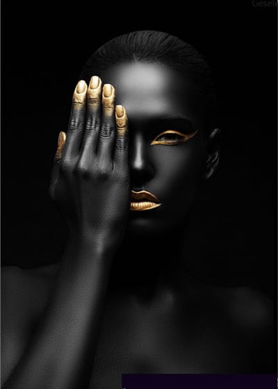 Allernieuwste.nl® Canvas Schilderij Vrouw met Gouden Vingers - Kunst - Poster - Mens - Reproductie - 60 x 80 cm - Zwart Goud