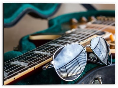 Dibond - Gitaar met Zonnebril - 40x30cm Foto op Aluminium (Wanddecoratie van metaal)