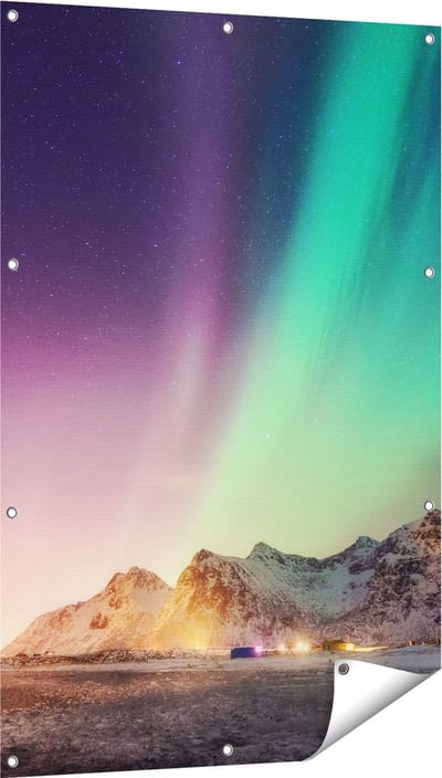 Gards Tuinposter Noorderlicht in de Bergen met Sneeuw - 80x120 cm - Tuindoek - Tuindecoratie - Wanddecoratie buiten - Tuinschilderij