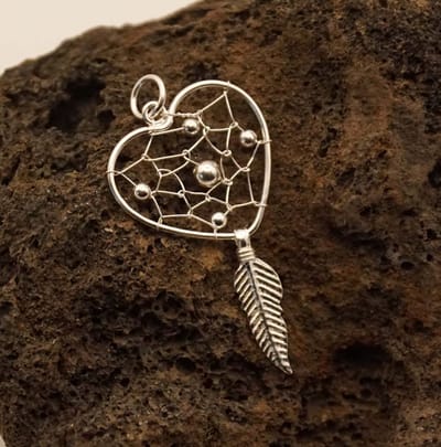 Sterling zilveren hangertje dromenvanger met veertje in de vorm van een hart - zilveren hanger dromenvanger - 925 zilver hangertje dreamcatcher - zilver hangertje hartje - mooie zilveren hanger dreamcatcher - leuke 925 zilveren hanger - cadeau tip