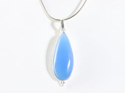 Lange druppelvormige zilveren hanger met blauwe chalcedoon aan ketting