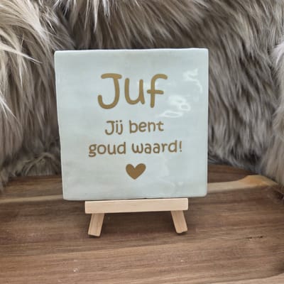 Robuust Wenstegeltje Juf jij bent goud waard! – Cadeau Juffendag – Afscheid Juf – Bedankje – Trendy – Woondecoratie – Cadeautje – Decoratief Tegeltje met Standaard – Cadeau Idee