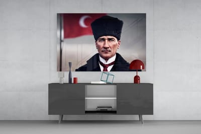 Glasschilderij - Mustafa Kemal Ataturk - Historisch Portret met Vlag – Tijdloze Leider - 90x60 cm