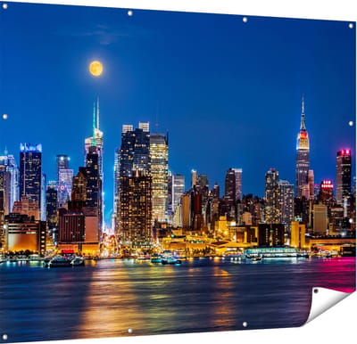Gards Tuinposter Verlichte Skyline van New York met Volle Maan - 150x120 cm - Tuindoek - Tuindecoratie - Wanddecoratie buiten - Tuinschilderij