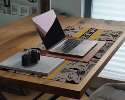 Coloray Bureau Onderlegger - Egyptische hiërogliefen Bureau Onderlegger XXL - 100 cm x 50 cm - Veelkleurig Bureau Onderlegger - Computer Mat - Bureau Pad - Bureau Mat - Bureaumat