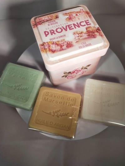 Metalen blik vierkant met opdruk Destination Provence met 3 gastenzeepjes - Vintage voorraadblik - Franse handzeep - Marseille zeep Marseillezeep