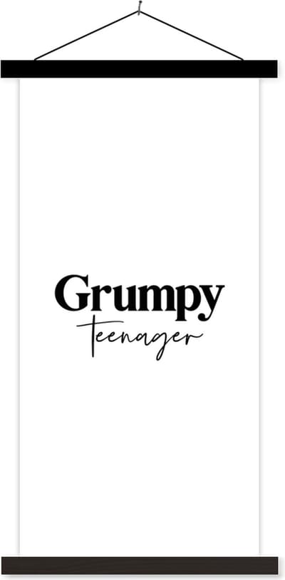 Posterhanger incl. Poster 40x80 cm - Schoolplaat - Kind - Spreuken - Zwart - Wit - Quotes - Grumpy teenager - Textielposter - Zwarte latten