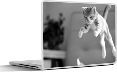 Laptop sticker - 15.6 inch - Kat springend naar kattenspeelgoed - zwart wit - 36x27,5cm - Laptopstickers - Laptop skin - Cover