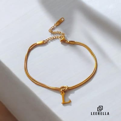 Leerella | L | Stijlvolle Letter Armband van Hoogwaardig RVS in Goudkleur met Initialen – Perfect voor Dames en Heren | Luxe Accessoire met Persoonlijke Touch Moederdag, Valentijnsdag en Verjaardag Cadeau 16+5cm