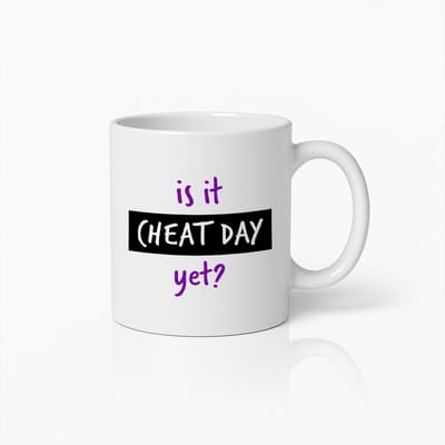 Grappige Fitness Mok 330ml – Is Het Al Cheat Day Koffiebeker – Humoristisch Cadeau voor Sportschool- en Dieetliefhebbers