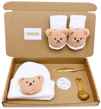 Kraamcadeau, cadeau babyshower, cadeau zwangerschap felicitatie, geboortecadeau, babymuts en babysokjes - kraamcadeau rechtstreeks versturen mogelijk