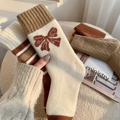 4 Paar Warme Dames Sokken (maat 34-40) – Zachte Pluche Herfstsokken in Retro Japanse Stijl met Strikje – Comfortabele Winter Crew-Sokken