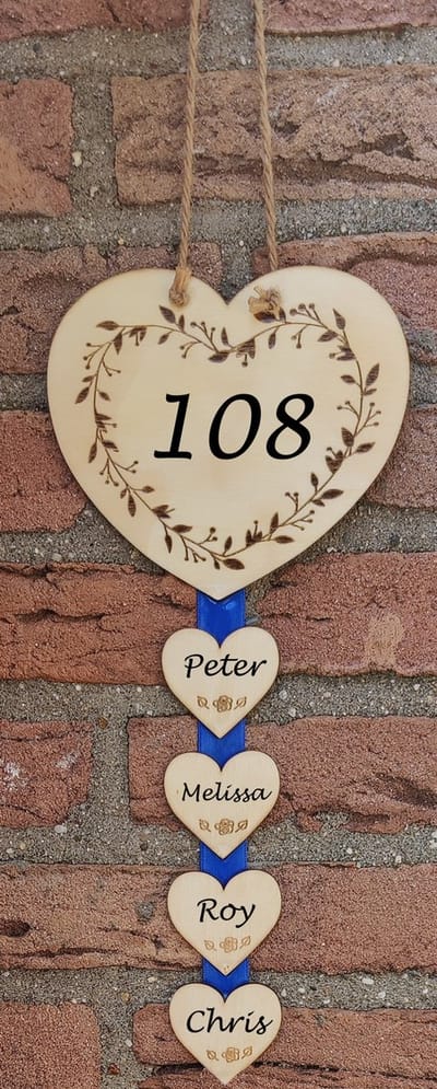 Houten hartvormige tekstladder gepersonaliseerd met uw eigen tekst - Blauw lint - Hangbord - Huisnummer - Naambord - Eigen naam - 4 bordjes