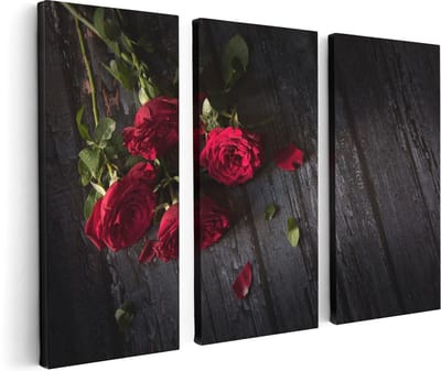 Artaza Canvas Schilderij Drieluik Rode Rozen Op De Grond - 120x80 cm - Wanddecoratie Woonkamer - Schilderijen - Muurdecoratie