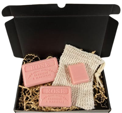 Zeepbox cadeau Rose 1x125 g.  1x60 g. 1x30 g 1x Sisal zeep scrub zakje