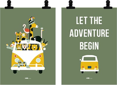 Poster set Safari olijf groen 2x maat A4 - safari - game drive - adventure - dieren - busje - avontuur - kinderkamer - jongenskamer -meisjeskamer - muurdecoratie - kinderkamerstyling – kinderkameraccessoirePoster set Safari donker blauw 2x maat A4 -