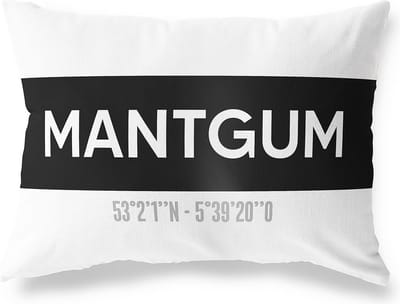Tuinkussen MANTGUM - FRIESLAND met coördinaten - Buitenkussen - Bootkussen - Weerbestendig - Jouw Plaats - Studio216 - Modern - Zwart-Wit - 50x30cm