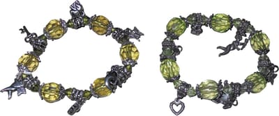 Armbanden geel-groen met metalen hangertjes set van 2 stuks.