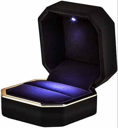 Ring Doosje met LED Licht – Zwart met Gouden Rand – Voor Huwelijk, Verloving of Valentijnsdag