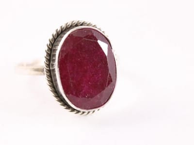 Bewerkte zilveren ring met robijn - maat 18