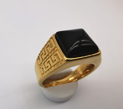 RVS Edelsteen Zwart Onyx goudkleurig Griekse design Ring. Maat 19. Vierkant ringen met beschermsteen. geweldige ring zelf te dragen of iemand cadeau te geven.