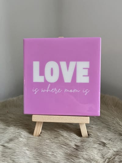 Tegeltje "Love is where mom is"  | Viva Femme | Tegeltjes met tekst