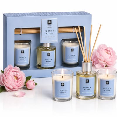EasyMart Geurstokjes – Huisparfum & Geurverspreider – Reed Diffuser Peony & Blush – Geschenkset met 2 Geurkaarsen – 3-Delig – Kerstcadeau
