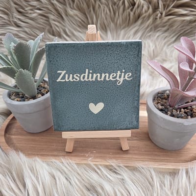 Robuust wenstegeltje – Zusdinnetje – Lief Cadeau voor Zus of Beste Vriendin – Stijlvolle Wanddecoratie met Betekenis – Trendy nu – Decoratief Tegeltje met Standaard – Cadeau Idee