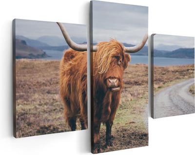 Artaza Canvas Schilderij Drieluik Schotse Hooglander Koe Op De Weg - 90x60 cm - Wanddecoratie Woonkamer - Schilderijen - Muurdecoratie