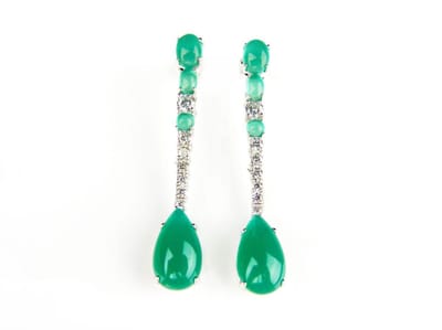 Zilveren oorringen Model Long Green lange zilveren oorringen gezet met groene stenen en cubic zirconia