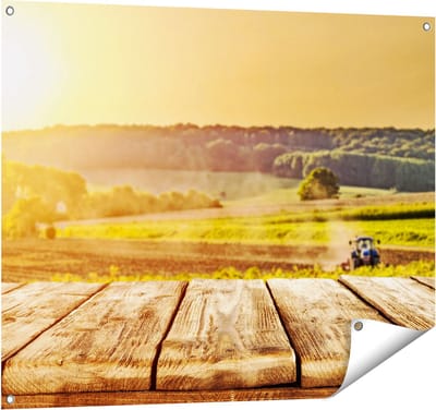 Gards Tuinposter Tractor in het Veld met Houten Planken - 100x80 cm - Tuindoek - Tuindecoratie - Wanddecoratie buiten - Tuinschilderij