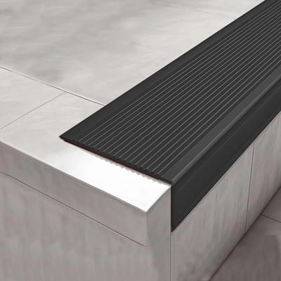 PVC Hoekprofiel - Traprand Beschermer - Veilige Treden - Zelfklevende Rand - 76 x 35 cm - Nero