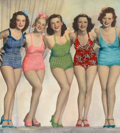 Fotobehang - Charming Ladies 225x250cm - Vliesbehang