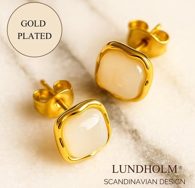 Lundholm Oorknopjes Dames Goudkleurig – Premium Stainless Steel Jewellery Gold PVD Plated – Vierkante Studs Oorbellen Imitatie Parel My – Elegant & Tijdloos – Waterproof & Hypoallergeen – Inclusief Luxe Geschenkverpakking