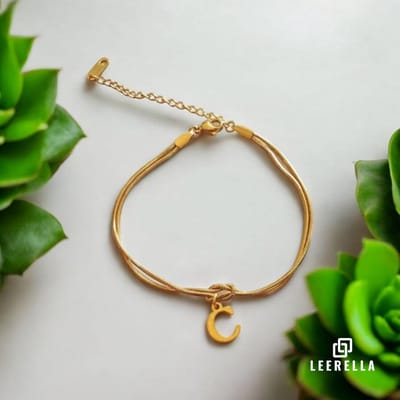 Leerella | C | Stijlvolle Letter Armband van Hoogwaardig RVS in Goudkleur met Initialen – Perfect voor Dames en Heren | Luxe Accessoire met Persoonlijke Touch Moederdag, Valentijnsdag en Verjaardag Cadeau 16+5cm