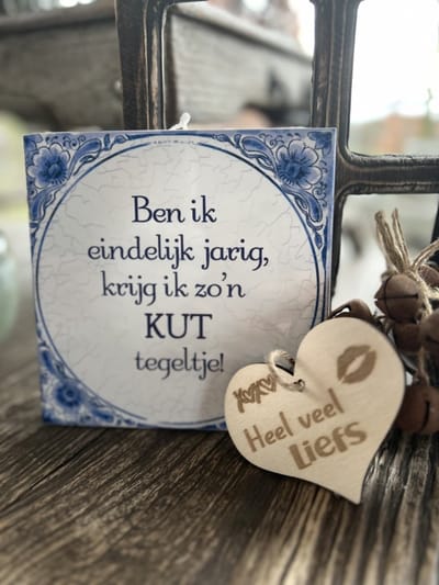 Creaties van Hier - Tegeltje Kut tegeltje met houten hartje - 15 cm – Keramiek
