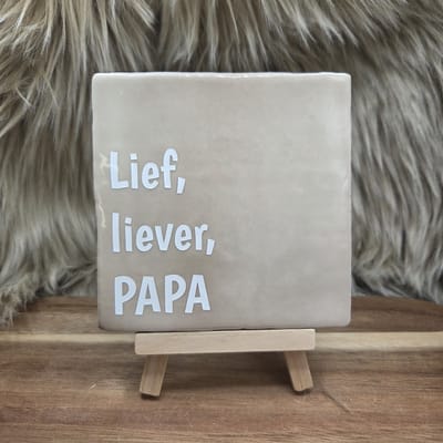Robuust Wenstegeltje “Lief, Liever, Papa” – Lief Cadeau tegeltje – Trendy nu – Vaderdag – Papa – Familie – Gezin – Zomaar – Cadeau – Incl standaard - Ingepakt cadeauverpakking - Cadeau tip