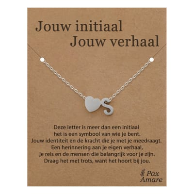 Letter S ketting op Cadeau Kaartje - Jouw initiaal, jouw verhaal - 45cm Zilverkleurig Stainless Steel - Initiaal & Hartje Hanger - Pax Amare