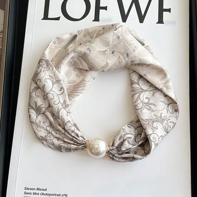 Magnetische sluiting sjaal - bedrukte halsdoek - imitatie zijde - veelzijdige dunne nekwarmer - ook te gebruiken als blouse, sjaal of decoratieve accessoire -Vogeltaal bloem parel sluiting, 47 * 13cm