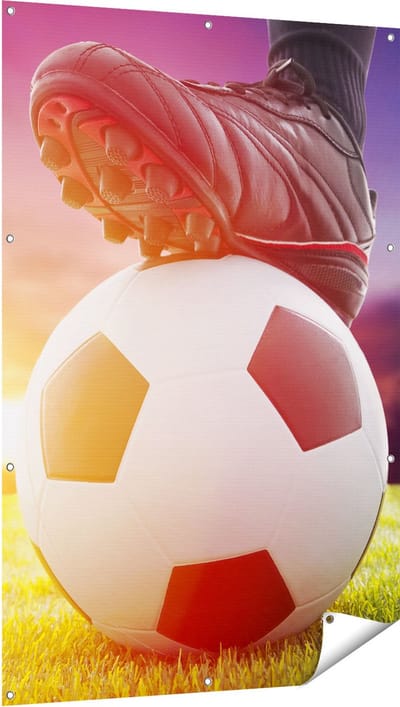 Gards Tuinposter Klassieke Voetbal Aftrap met Zonsondergang - 100x150 cm - Tuindoek - Tuindecoratie - Wanddecoratie buiten - Tuinschilderij
