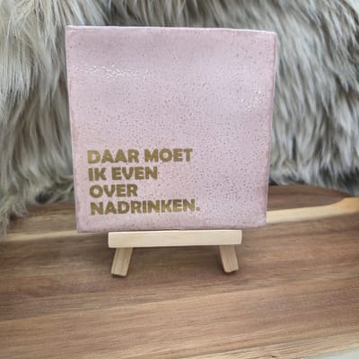 Robuust wenstegeltje - Daar Moet Ik Even Over Nadrinken – Quote Tegeltje – Wanddecoratie – Sfeervol en Persoonlijk – Trendy nu – Origineel cadeau - Met standaard – Cadeau Idee