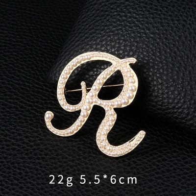 Trendy Dames Heren 26 Letters Parel Metaal Broches Badges Eenvoudige Creatieve Badges Unisex Pak Kantoor Gesp Accessoires Broche Pin black