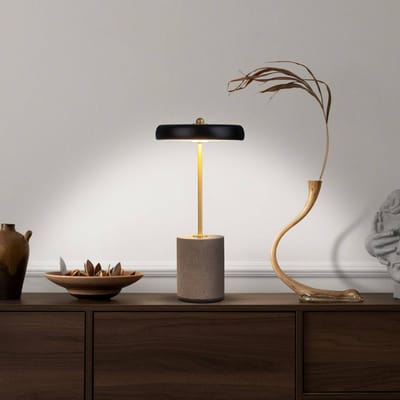 Näve LED tafellamp Seta, accu, cement, kap zwart