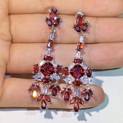 Retro oorbellen met diamanten en kristallen kwastjes, lichte luxe oorbellen in paleisstijl, opvallende oorbellen van topkwaliteit voor vrouwen brown